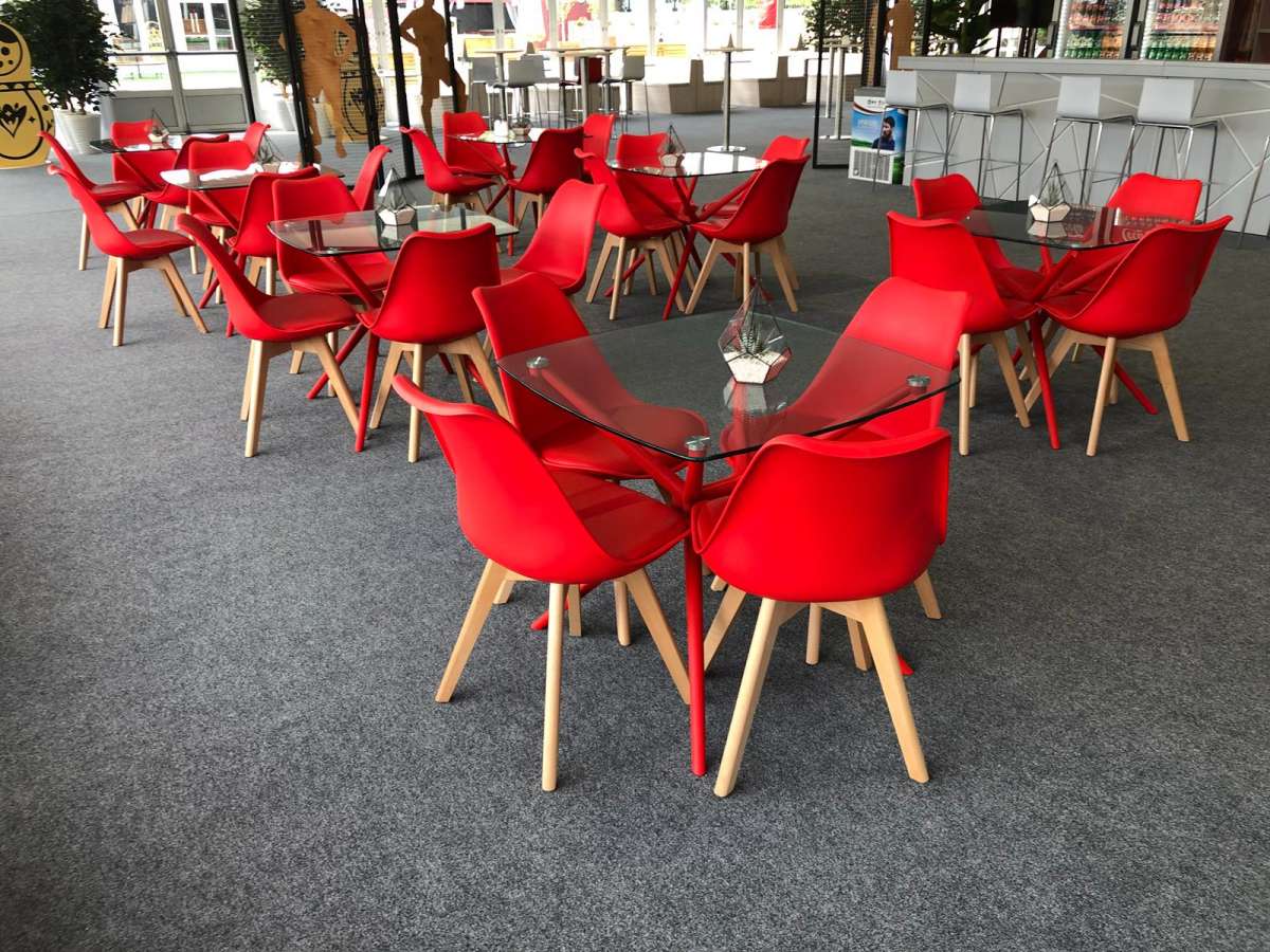 Красный стол со стульями